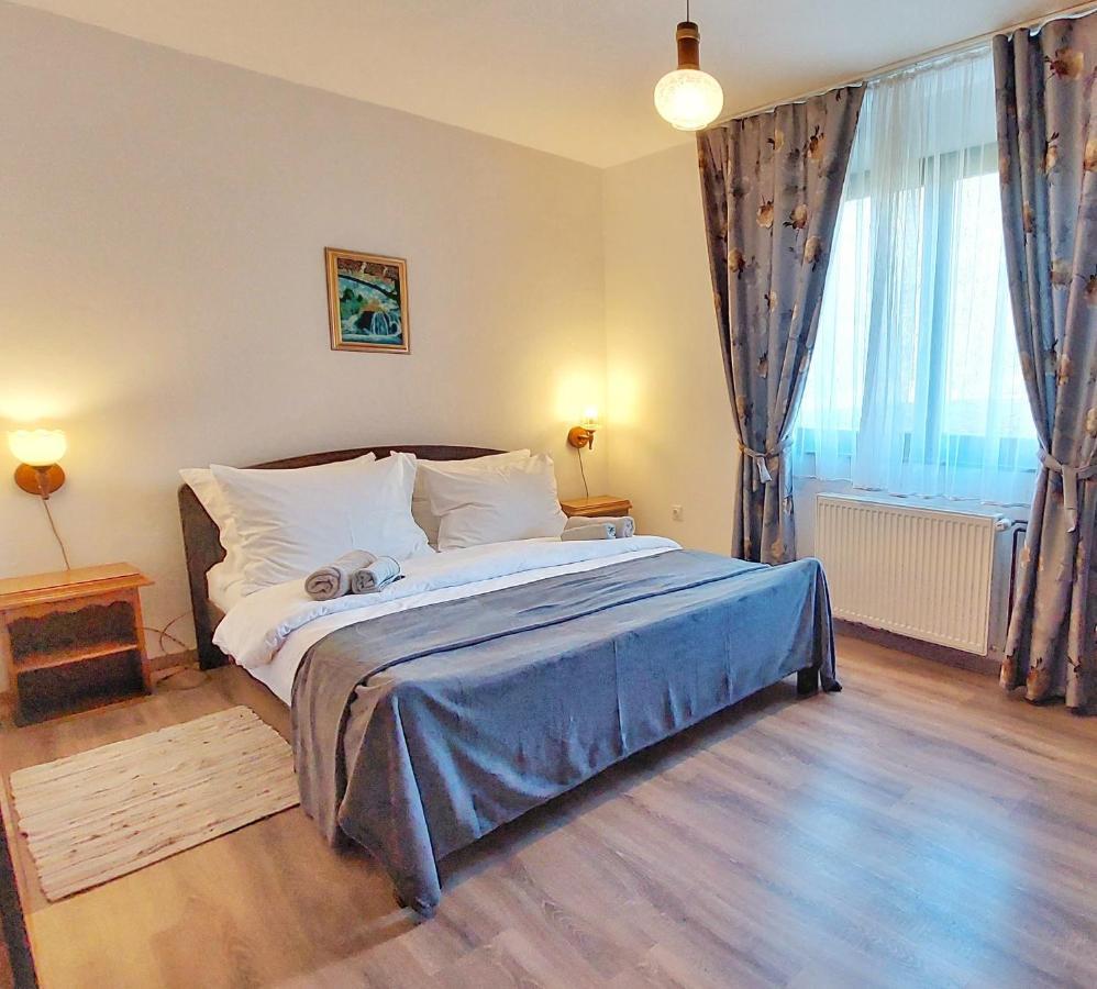 Lazy Bear Hotell Jezerce Exteriör bild