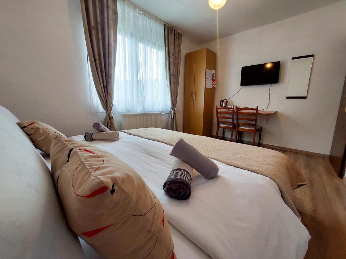 Lazy Bear Hotell Jezerce Exteriör bild