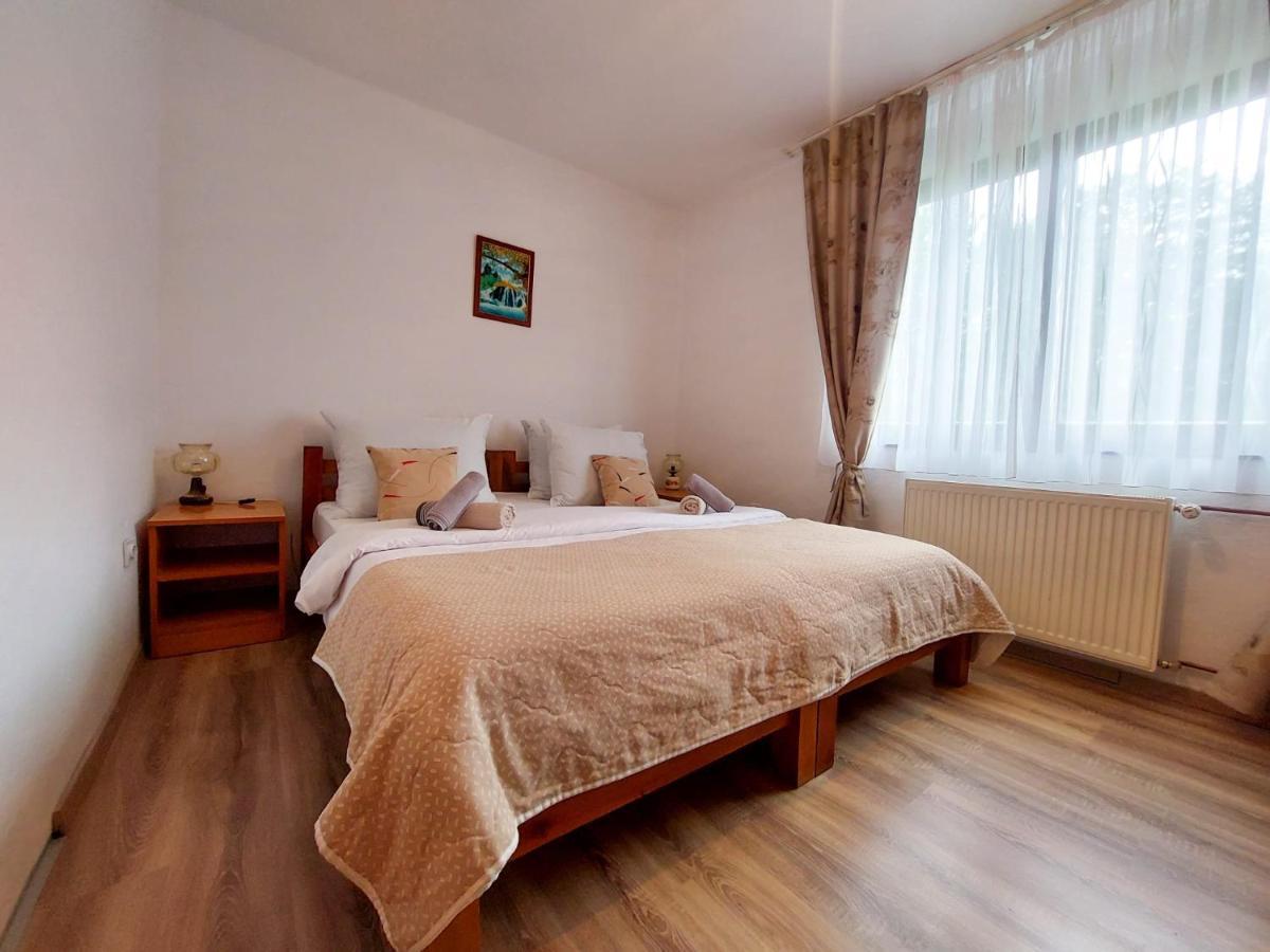 Lazy Bear Hotell Jezerce Exteriör bild